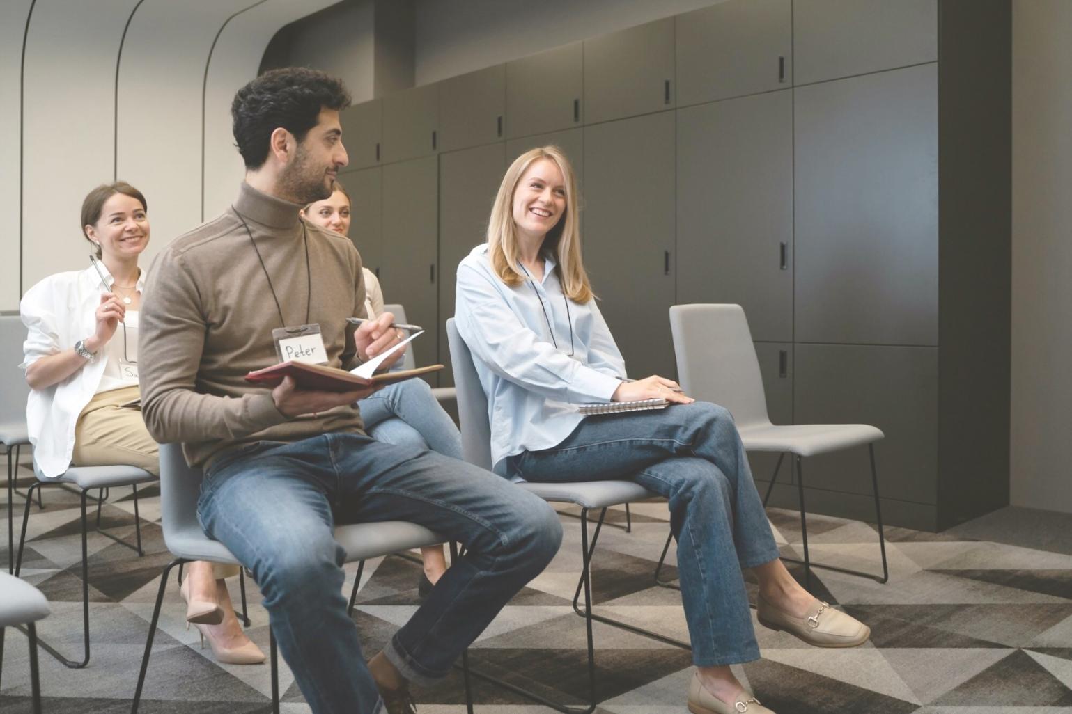 Tim analisis keuangan sedang menganalisis data dan grafik untuk memberikan insight bisnis yang mendalam