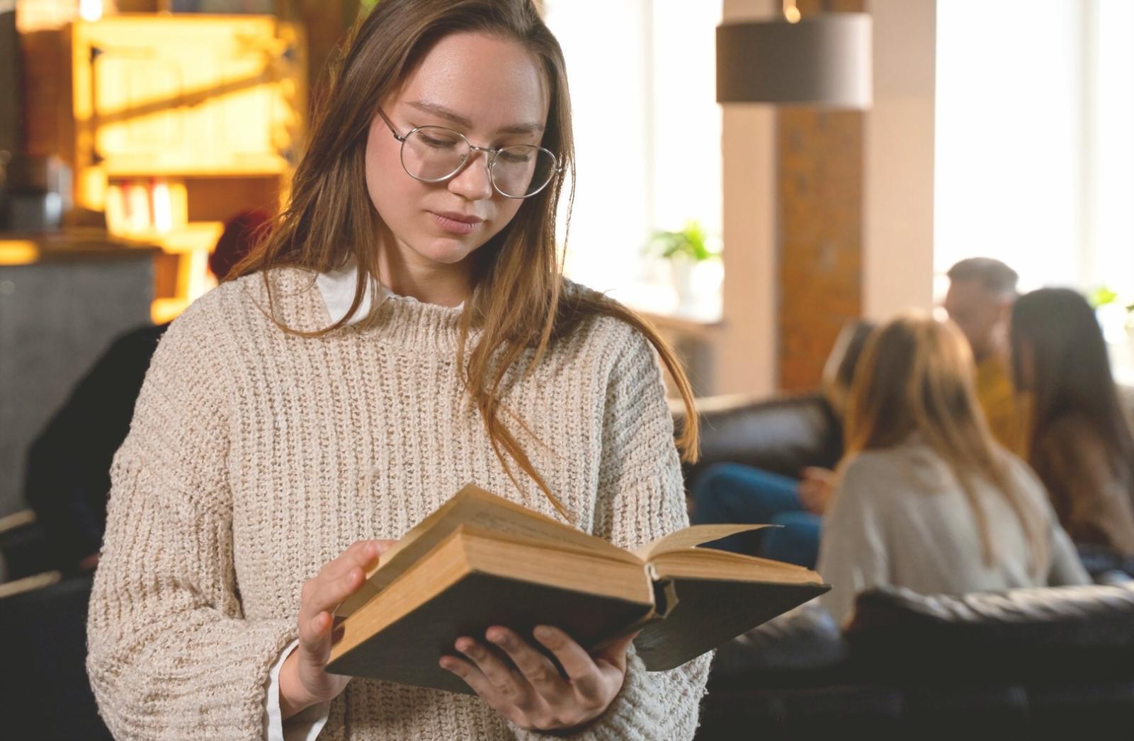 Sesi konsultasi mendalam antara analis keuangan dengan klien untuk membahas strategi bisnis jangka panjang